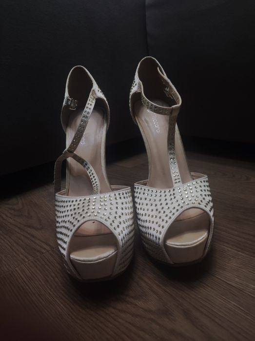 Отдам красивые босоножки