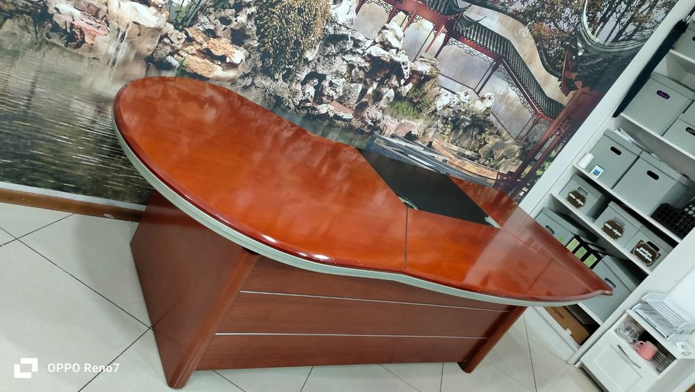 Продам стол  для руководителя , универсальный