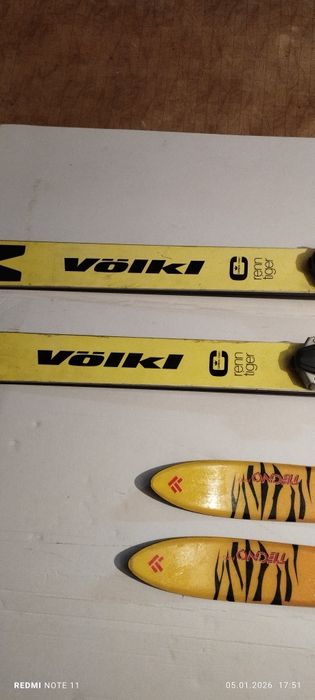 Vând  o  pereche  schiuri  adulți