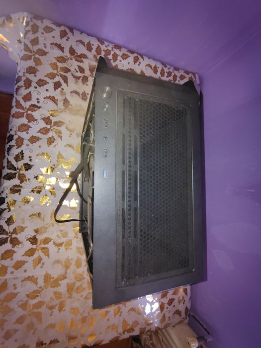Vând carcasă PC gaming