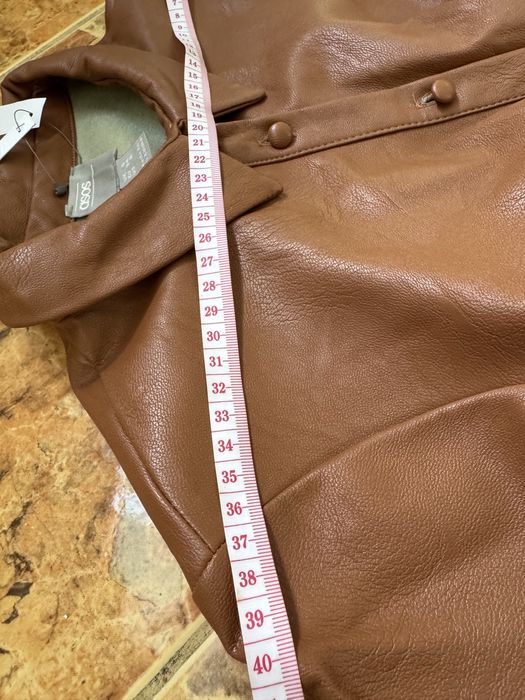 Rochie Asos superba noua cu eticheta. A se vedea in ultima poza a fost atinsa in dulap de un alt articol, se vede fiarte putin.