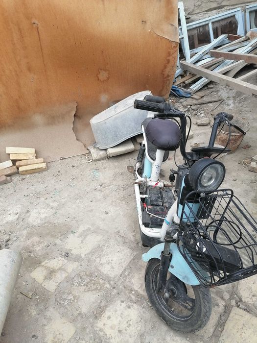 Продаёт электрон велосипед