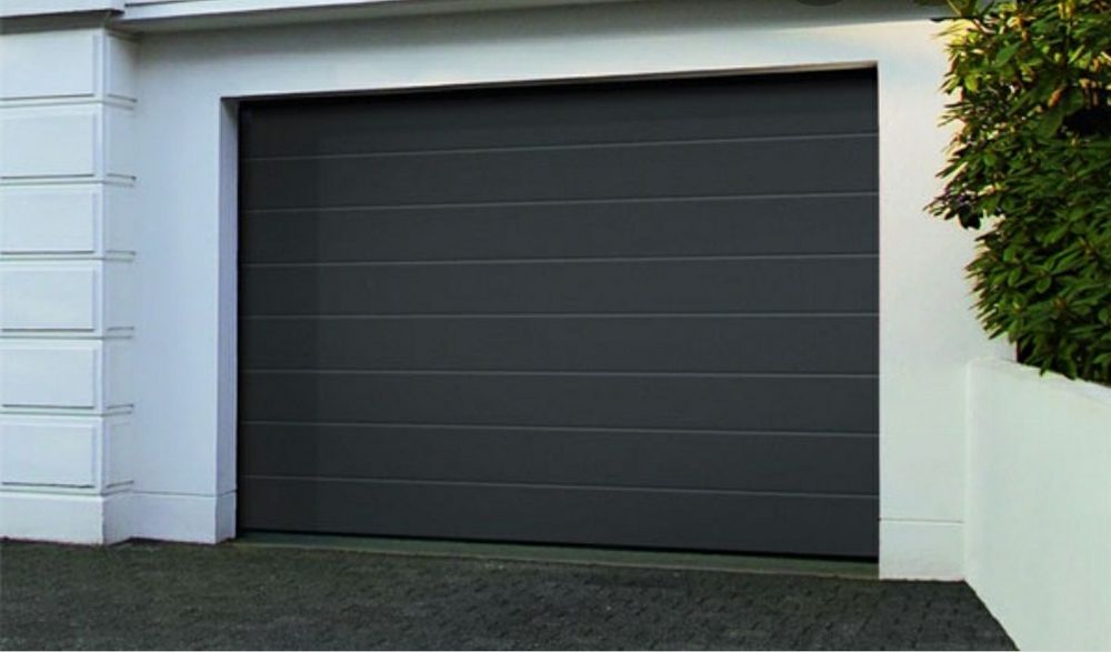 Usa de garaj din panouri sandwich