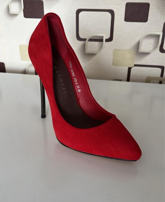 Продадим красные и черные туфли