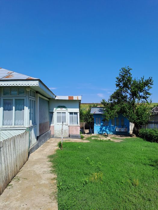 Vând teren plus casă bătrâneasca