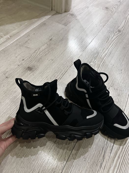 Кросовки женские 37 р