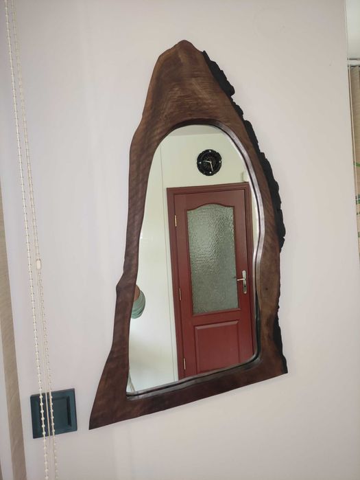 Огледало с дървена рамка