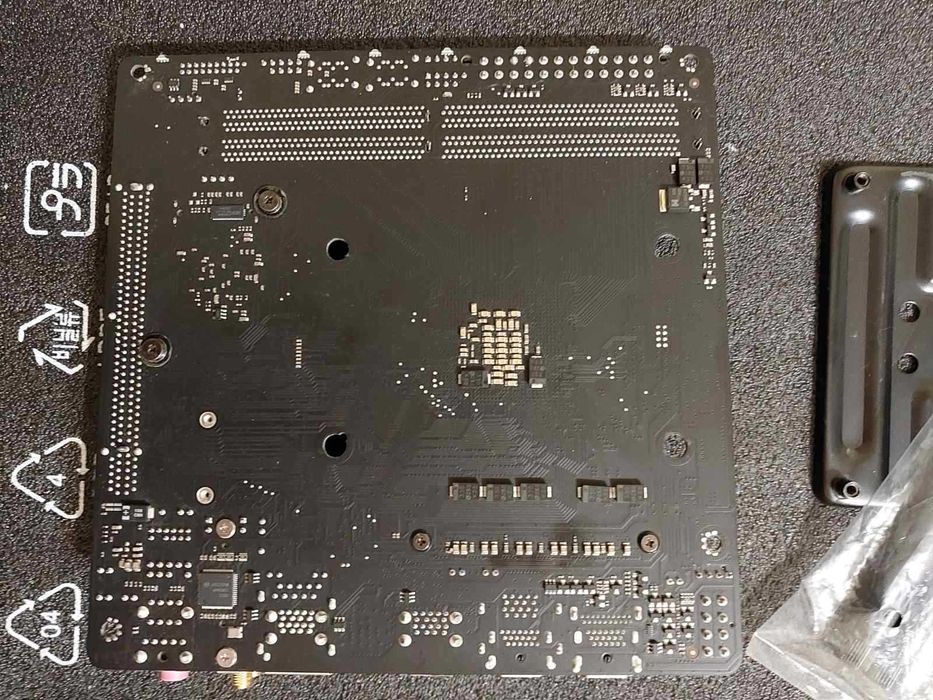 AMD Ryzen 5 5600 + Gigabyte B450i Aorus Pro Wi-Fi