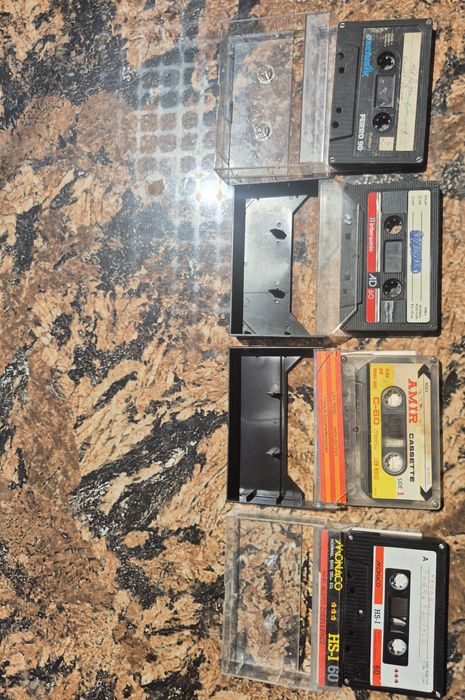 Vând 20 casete audio,muzica45-60-90min.marcile Fuji,Basf,Hitachi,Toshiba,JVC,Samsung,Seiko,Sony ,Gold Star