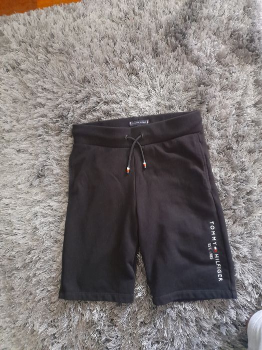 Vând pantaloni scurti tommy