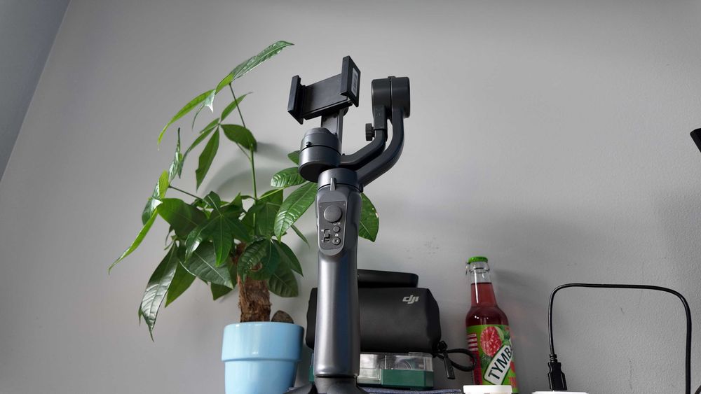 Stabilizator Gimbal pe 3 axe Hohem pentru smartphone, cu trepied