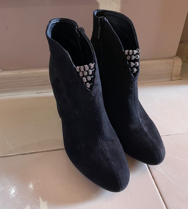 Черни велурени боти