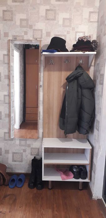 Зеркало и полка для вещей