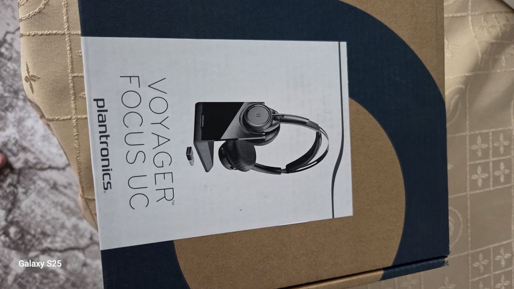 Слушалки Plantronics Voyager Focus UC нови
