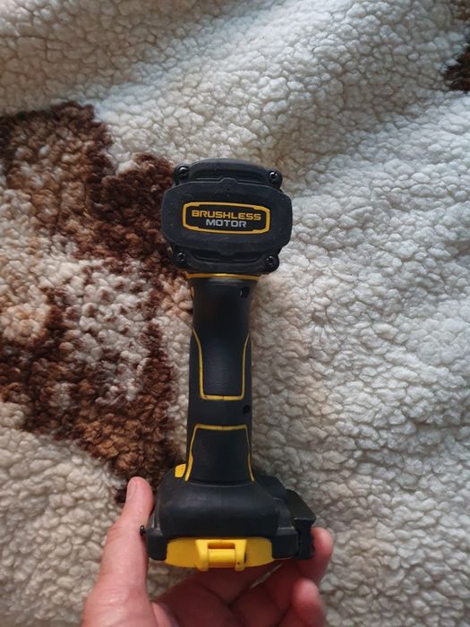 Продавам оригинални dewalt DCF850 използван малко работи перфектно