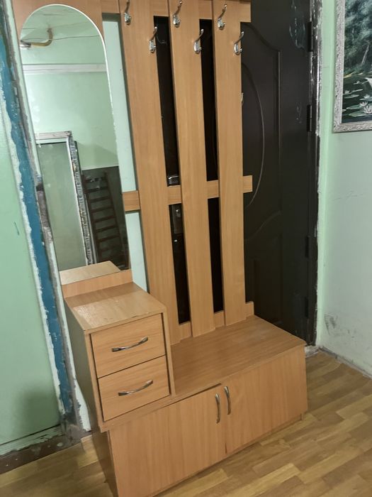 Продам прихожку с тумбой для обуви