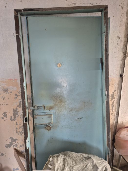 Продам дверь входную,  самовывоз