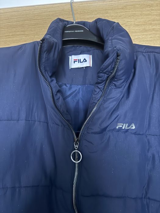 Geaca damă , Fila