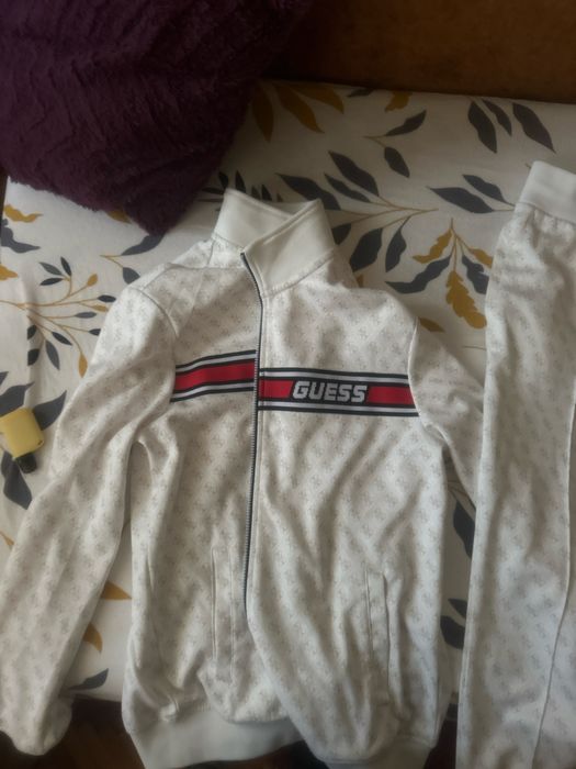 vand compleu guess hanorac m pantaloni s nou