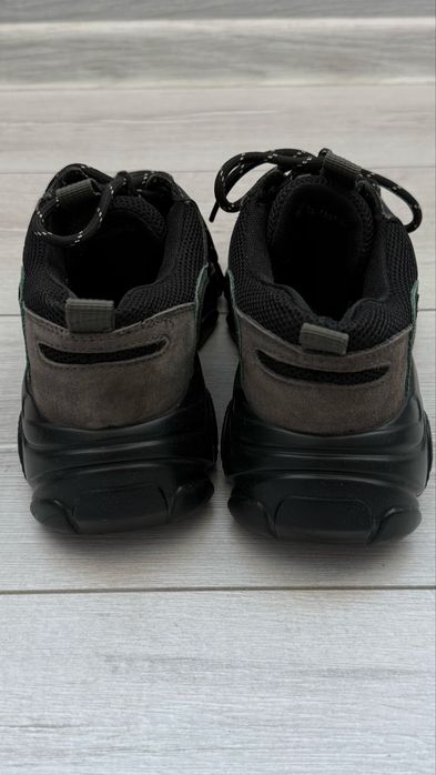 Продам кроссовки