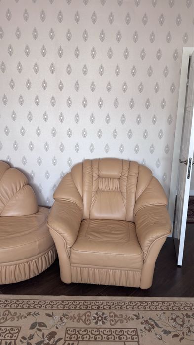 Продам угловой диван и кресло