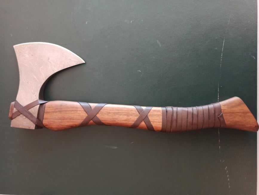 Брадва от дамаска стомана с кожена кания - ръчна изработка