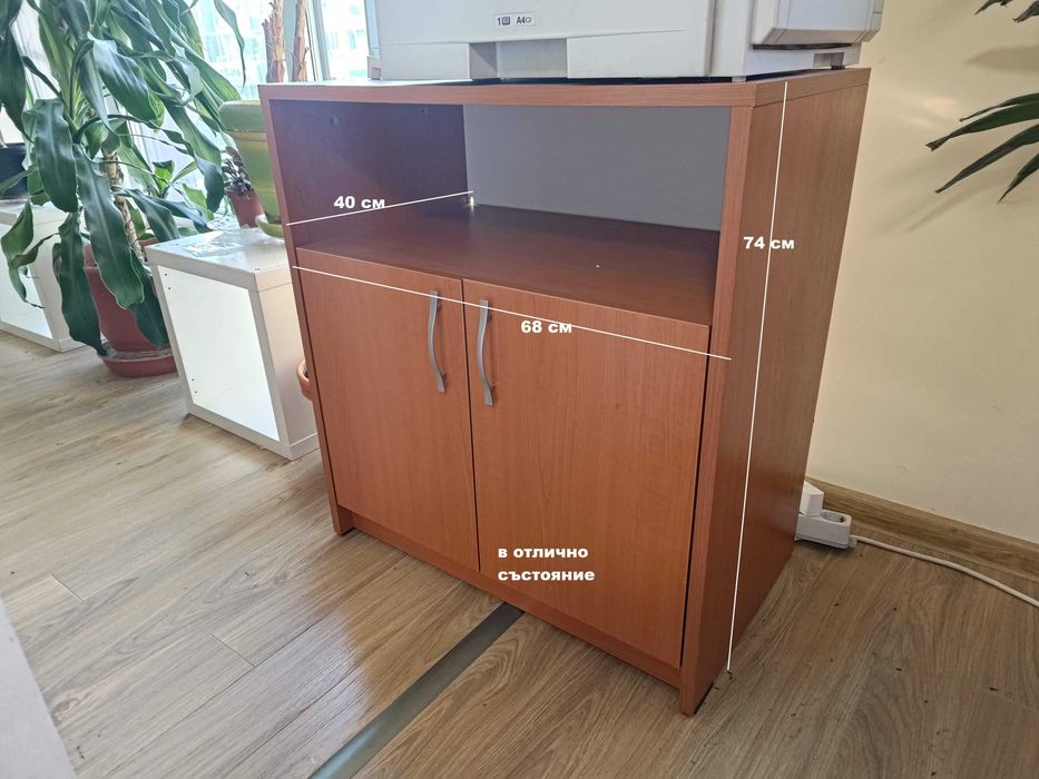 Три шкафа от 1 модел в отлично състояние 40лв/бр. Бюра, маса, столове.