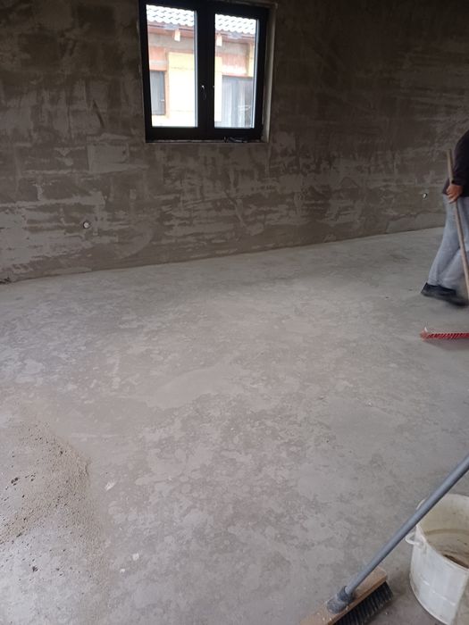 Executăm ..sapă si tencuială mecanizată.