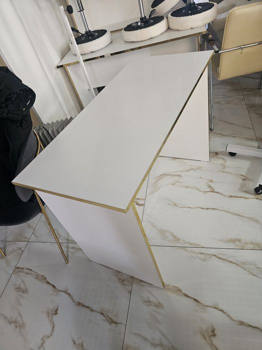 Писменный стол подойдет для косметологии