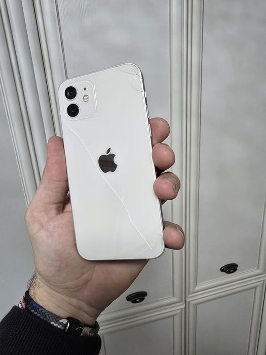 iPhone 12 64 ГБ белый с коцыками