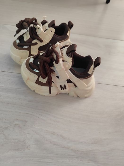 Продам новые кроссовки рр 22