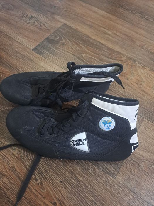 Боксёркие перчатки .шлем .барцовка