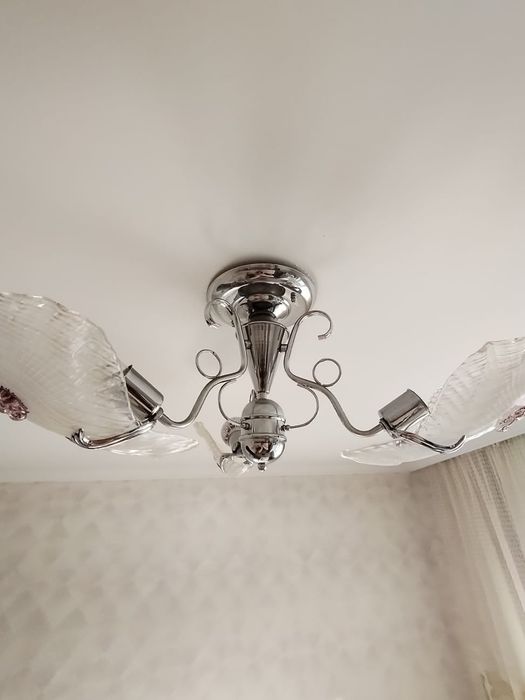 Продам   трехрожковую  люстру.