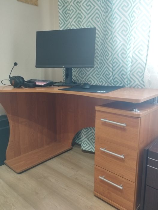 Компьютерный стол, лдсп. Отдам даром, самовывоз.