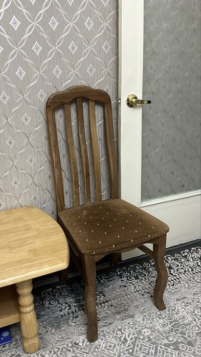 Стол из дерева в отличном состоянии. Стулья 6 шт, но это не комплект.