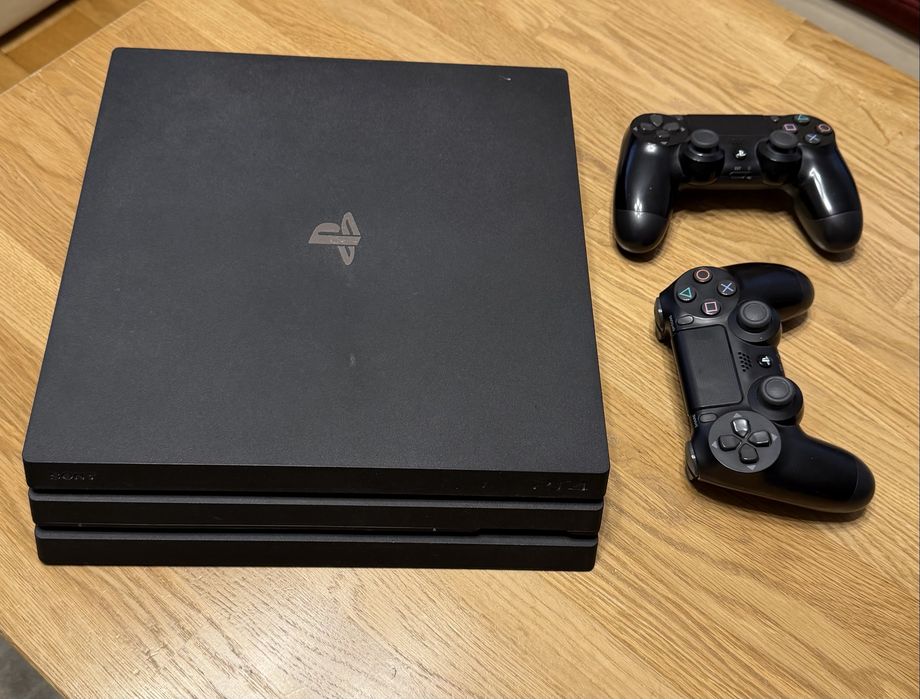 Vând Play Station 4 Pro