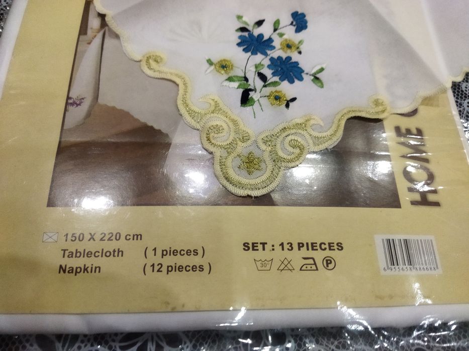 Скатерть праздничная с солфетками.
