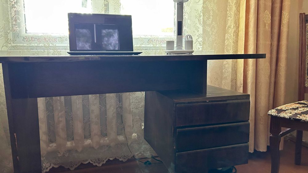 Письменный стол и шкаф для одежды б/у