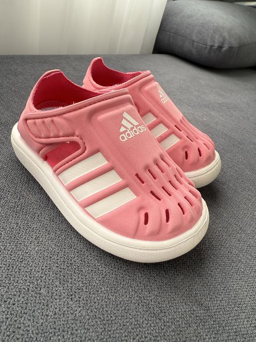 Маратонки и сандали Adidas