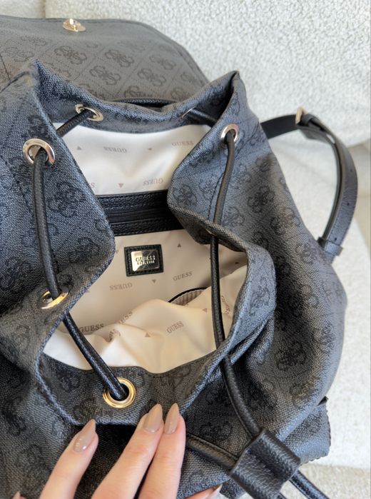 Дамска раница GUESS