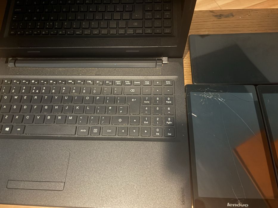 Laptop Lenovo + 2tablete defecte – bune pentru piese