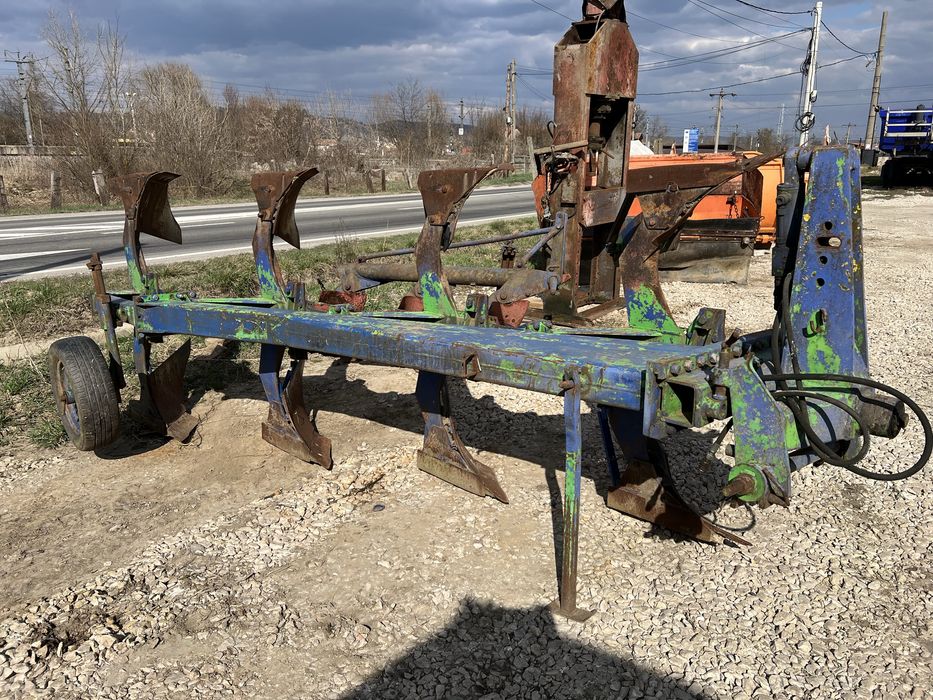 Plug reversibil 4 brazde, hidraulic, greu, pentru tractor