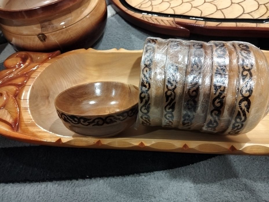 Комплект новой деревянной посуды.