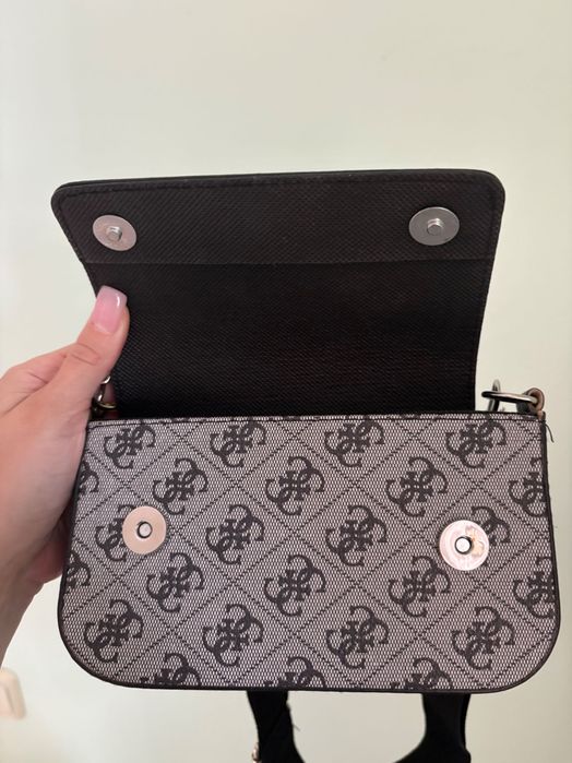 Малка чанта Guess за рамо