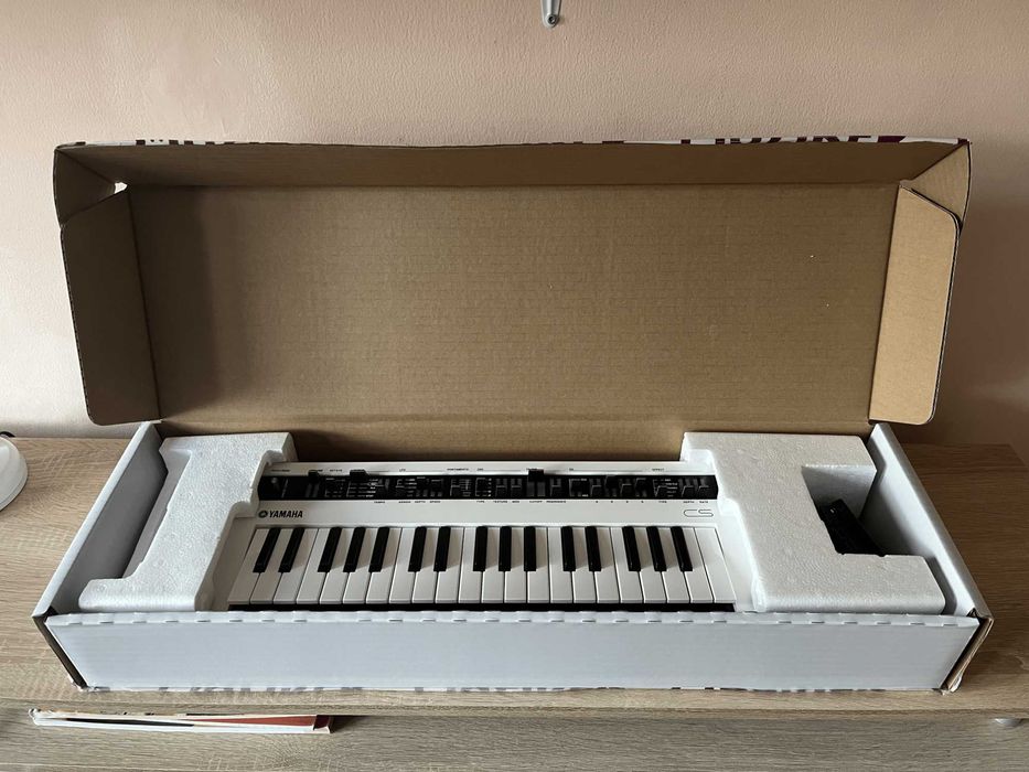 Yamaha Reface CS polyphonic Virtual Analog синтезатор