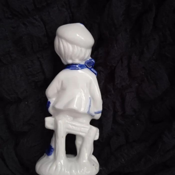 Порцеланови фигурки и Старинна дървена чиния