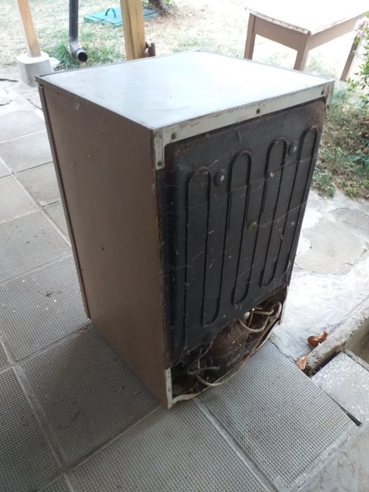 Хладилник AEG Junior, не работи. Може да се използва за шкаф.