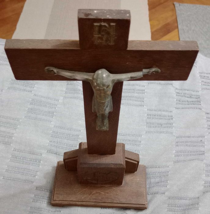 Crucifix catolic de masa altar stejar 35 cm. cu defecte