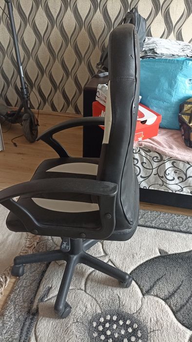 Детски въртящ се стол