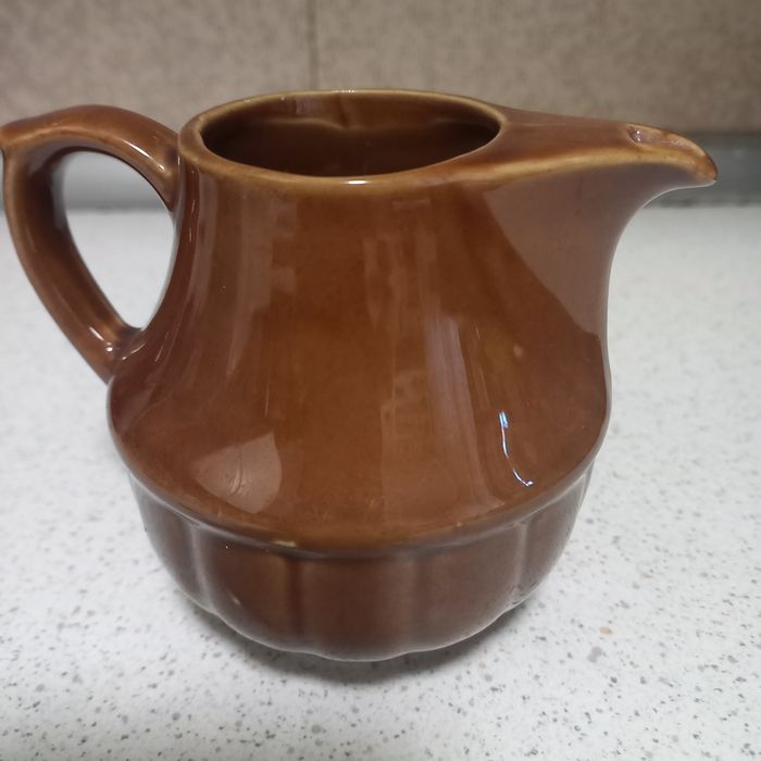 Различни стъклени и керамични съдове, всичко по 3 левав